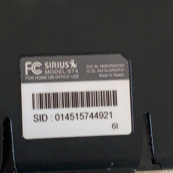 Radio w/Swivel Suction Cup /plug in charger - Picture 5 of 11